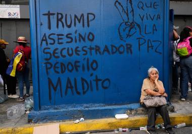 Un mural en Caracas refleja la retórica de la red “Portal Kombat”, calificando las acciones estadounidenses como criminales.