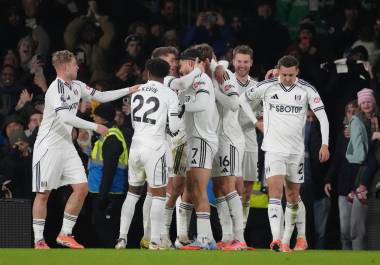 Raúl Jiménez celebra el gol con el que Fulham abrió el marcador ante Chelsea en Craven Cottage.