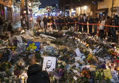 Objetos colocados en un monumento improvisado en memoria de Alex Pretti, en el lugar donde fue asesinado por agentes federales en Minneapolis.