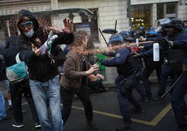 Agentes de policía rocían con gas pimienta a estudiantes cerca de la universidad Sciences Po mientras protestan contra la falta de recursos en las escuelas, en París, el miércoles 7 de octubre de 2026.
