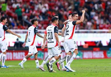 Atlas venció 2-1 a Chivas en el primer duelo del Play-In del Apertura 2024, asegurando su lugar en la siguiente fase y dejando fuera a su histórico rival.