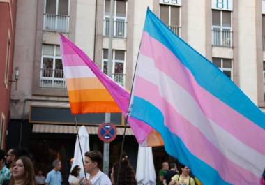 Estas acciones se inscriben en el recrudecimiento de la retórica y las políticas contra las personas transgénero impulsadas por el mandatario republicano a su vuelta al poder en enero pasado. FOTO: