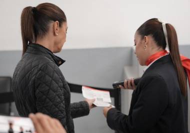 La presidenta Claudia Sheinbaum Pardo fue captada en el AICM abordando un vuelo comercial con rumbo a Canadá, con el fin de asistir a la Cumbre de Líderes del G7.