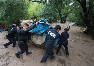 Autoridades exhortaron a la ciudadanía a evitar zonas con acumulación de agua y conducir con precaución.