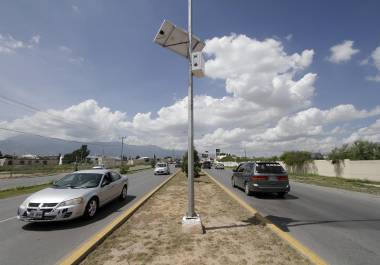 Las fotomultas contribuyeron a reducir la velocidad de circulación en vialidades de alta afluencia, afirma urbanista.