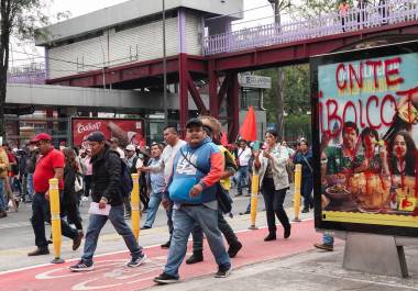 CNTE avanza sobre Calzada de Tlalpan de regreso al Centro de la Ciudad de México, tras la marcha que realizaron con dirección al Estadio Azteca.