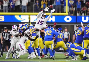 Los Ángeles cortó a Harrison Mevis (92) después de que fallara un gol de campo de 50 yardas y le bloquearan otro de 48 en tiempo extra, durante la derrota por 37-34 frente a los Bills.