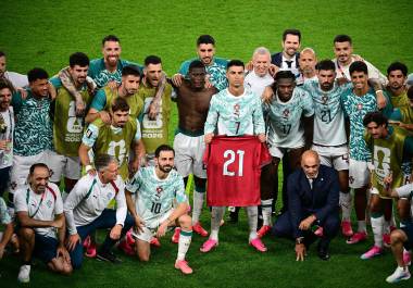 Los futbolistas de la Selección de Portugal celebran el pase en el Mundial 2026 mostrando la playera de Diogo Jota, en un emotivo gesto de apoyo tras la polémica victoria sobre Croacia.