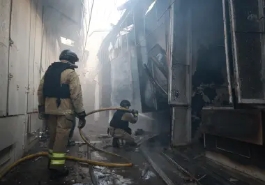 Trabajadores de rescate apagan un incendio en el mercado central de Zaporiyia, dañado por un ataque ruso en Zaporiyia, Ucrania, el sábado 26 de septiembre de 2026. (AP Foto/Kateryna Klochko)
