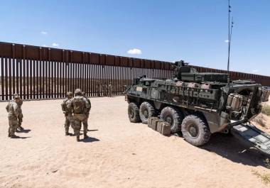 Fotografía del 8 de mayo del 2025 de integrantes del Ejército de los Estados Unidos, del área de Defensa Nacional, patrullando la frontera con México en el Área de Defensa Nacional, en Nuevo México.