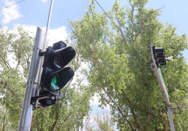 Utiliza algoritmos de inteligencia artificial para optimizar el flujo vehicular.
