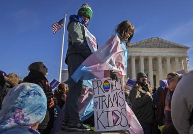 04/12/2024. Nate, de 14 años (i), y Bird, de 9 años (d)a, participan en una protesta frente a la Corte Suprema. Donald Trump prohíbe el tratamiento de transición de género y cirugías a menores de 19 años.