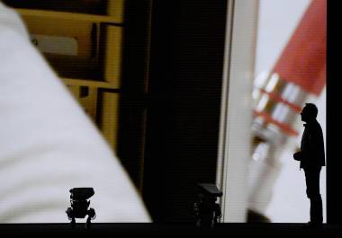 El fundador y director ejecutivo de Nvidia, Jensen Huang, habla en el escenario con robots durante una conferencia de prensa de Nvidia antes de la feria tecnológica CES.