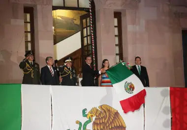 Después de las 22:00 horas, el gobernador Manolo Jiménez apareció en el balcón de Palacio de Gobierno para las tradicionales arengas.