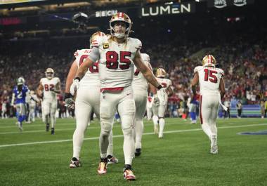 George Kittle conectó con Brock Purdy para su primer Touchdown de la noche, aumentando la ventaja a 23-10 en el tercer cuarto.