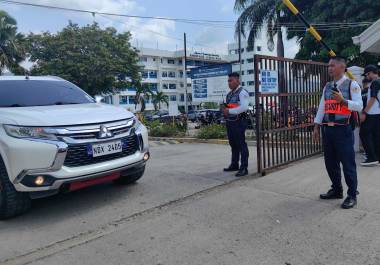 Guardias de seguridad observan la salida de vehículos de la Universidad Ateneo de Zamboanga tras un tiroteo el martes 18 de agosto de 2026, en Zamboanga, en el sur de Filipinas.