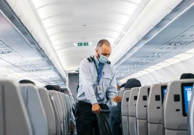 Con la nueva tecnología de American Airlines, los pasajeros rebeldes que intenten abordar antes de su turno activarán una alarma sonora y serán regresados a su grupo.