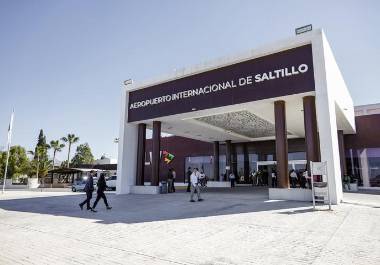 El aeropuerto de Saltillo entrará en una fase de ampliación y modernización que busca aumentar rutas, recibir más pasajeros y fortalecer la conectividad regional ante la creciente demanda aérea.