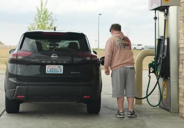 Un conductor llena el tanque de un vehículo en una gasolinera Buc-ee's de Johnstown, Colorado.