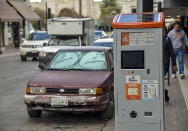Calles del Centro Histórico de Saltillo con parquímetros activos, donde se concentra gran parte de la recaudación municipal.