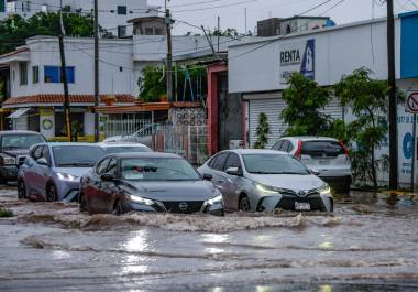 La onda tropical 30 y el monzón mexicano mantendrán lluvias fuertes a intensas este sábado, acompañadas de actividad eléctrica, granizo y posibles inundaciones.