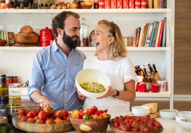 Madre e hijo conjugan sabores de Italia y México en la cocina de su hogar.