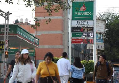 CIUDAD DE MÉXICO, 30DICIEMBRE2024.- Una sucursal de Pemex al norte de la capital ofreció la gasolina magna en 24.49 el litro mientras que la premium alcanzó los 26.49. FOTO: DANIEL AUGUSTO/ CUARTOSCURO.COM