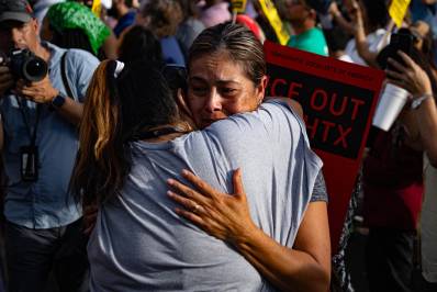 Tomasa Salgado, familiar de Lorenzo Salgado Araujo, inmigrante mexicano fallecido durante un operativo del ICE, llora durante una manifestación contra las políticas migratorias este miércoles, en Houston.