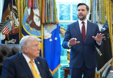 El expresidente Donald Trump escucha atentamente mientras el senador JD Vance se dirige a los asistentes durante una reunión en la Oficina Oval de la Casa Blanca.