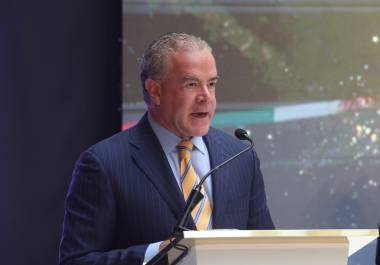 El gobierno federal obtuvo una orden de aprehensión contra Raúl Rocha Cantú, copropietario de Miss Universo, por presuntos vínculos con tráfico de combustible y armas; la FGR formalizó su acuerdo como testigo colaborador en la investigación