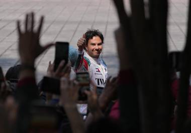 Checo Pérez confía en que Cadillac pueda disputar un podio en la Fórmula 1 durante 2028, luego de asegurar su permanencia con la escudería hasta 2029.