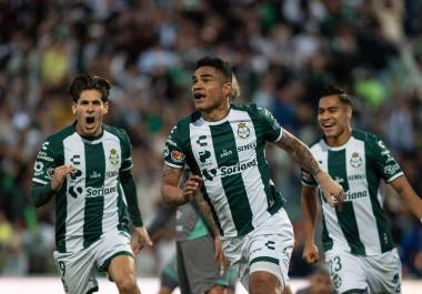 Anderson Santamaría festeja su gol en tiempo de compensación, que dio la victoria a Santos Laguna 2-1 sobre León.