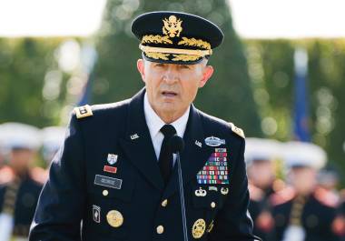 El jefe del Estado Mayor del Ejército, general Randy George, pronuncia un discurso durante la ceremonia del Día Nacional de Reconocimiento a los Prisioneros de Guerra y Desaparecidos en Combate.