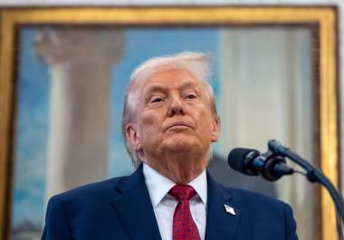 El presidente Donald Trump habla durante la entrega de la Medalla de Defensa Fronteriza con México en la Oficina Oval de la Casa Blanca en Washington.