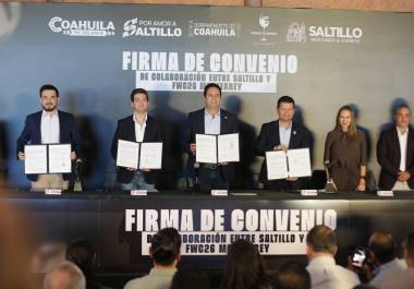 Autoridades locales y representantes de la FIFA durante la firma del convenio que oficializa a Saltillo como posible sede de campamentos.