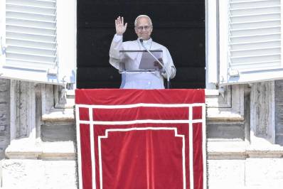 El Papa León XIV dirige la oración del Regina Coeli desde la ventana de su oficina con vistas a la Plaza de San Pedro, Ciudad del Vaticano.