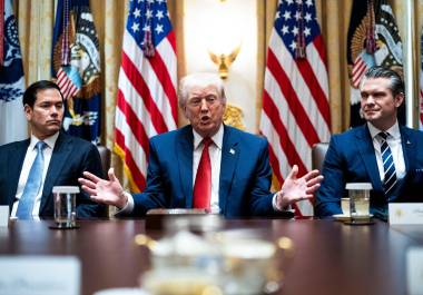 El presidente Trump discute la situación con Irán y el estrecho de Ormuz en la Casa Blanca, acompañado por el senador Rubio y el nominado Pete Hegseth.