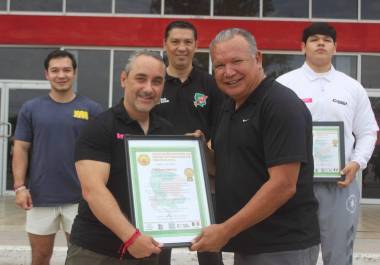 El homenaje reunió a representantes de distintas generaciones del boxeo coahuilense, desde figuras con décadas de experiencia hasta jóvenes que buscan continuar con la tradición deportiva.