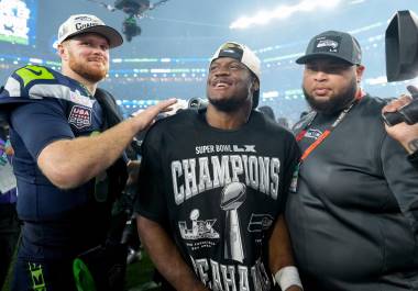 Kenneth Walker III levanta el trofeo de MVP del Super Bowl LX luego de liderar el ataque terrestre en la victoria de los Seahawks de Seattle.