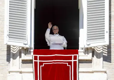 El Papa León XIV dirige el rezo del Ángelus desde la ventana de su despacho con vistas a la Plaza de San Pedro, en la Ciudad del Vaticano, el 11 de octubre de 2026.