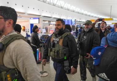 Agentes federales de inmigración caminan por la Terminal 5 del Aeropuerto Internacional John F. Kennedy (JFK) en el distrito de Queens, Nueva York, el lunes 23 de marzo de 2026. (Foto AP/Ryan Murphy)