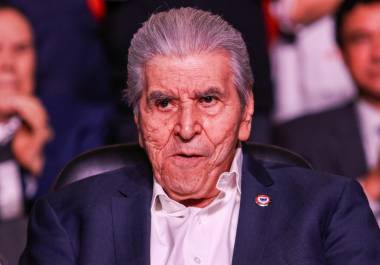 Atribuyó su decisión a recomendaciones médicas y a pasar mayor tiempo con su familia.