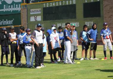 Jóvenes peloteros de Coahuila mostraron sus habilidades durante las pruebas de selección realizadas en el Estadio Revolución de Torreón rumbo a la Olimpiada Nacional Conade 2027.