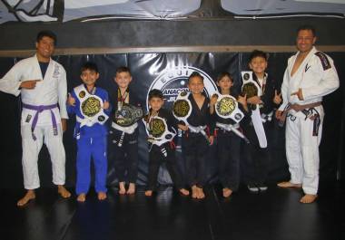 Niñas y niños de la Academia Anacondas celebran sus logros tras una destacada participación en Monterrey.