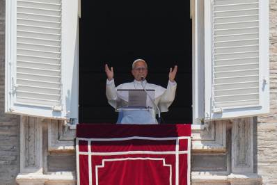 El papa León XIV bendice a los fieles durante el rezo del Ángelus desde la ventana de su estudio con vistas a la Plaza de San Pedro, en el Vaticano.