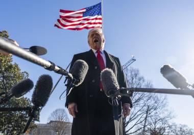 El presidente Donald Trump habla con los periodistas antes de abordar el Marine One laCasa Blanca en Washington. Trump está bajo presión política por cuestiones económicas.