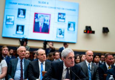 Robert Mueller, exdirector del FBI y fiscal especial, rinde testimonio en una audiencia de la Cámara de Representantes en 2019, donde fue cuestionado sobre su informe sobre la interferencia rusa en las elecciones de 2016.