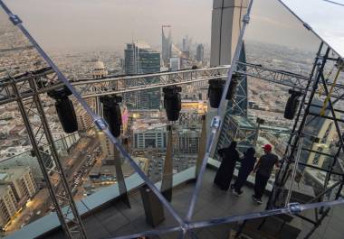 La capital saudí, Riad, ha sido el escenario de una expansión sin precedentes, sin embargo, la volatilidad de los precios del petróleo ha obligado al gobierno a reconsiderar el ritmo y la viabilidad de sus proyectos más ambiciosos.