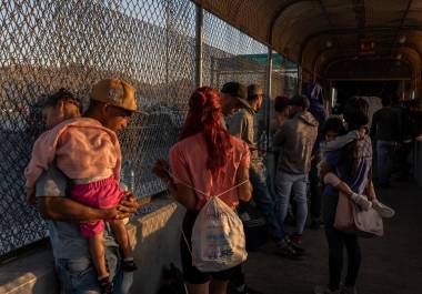 Los inmigrantes también suelen ser víctimas de las bandas, según Ronna Rísquez, periodista de investigación venezolana y autora de un libro sobre la banda del Tren de Aragua.