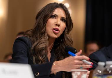 Noem se refirió al efecto de los cárteles mexicanos en EU durante una audiencia en la Cámara Baja.